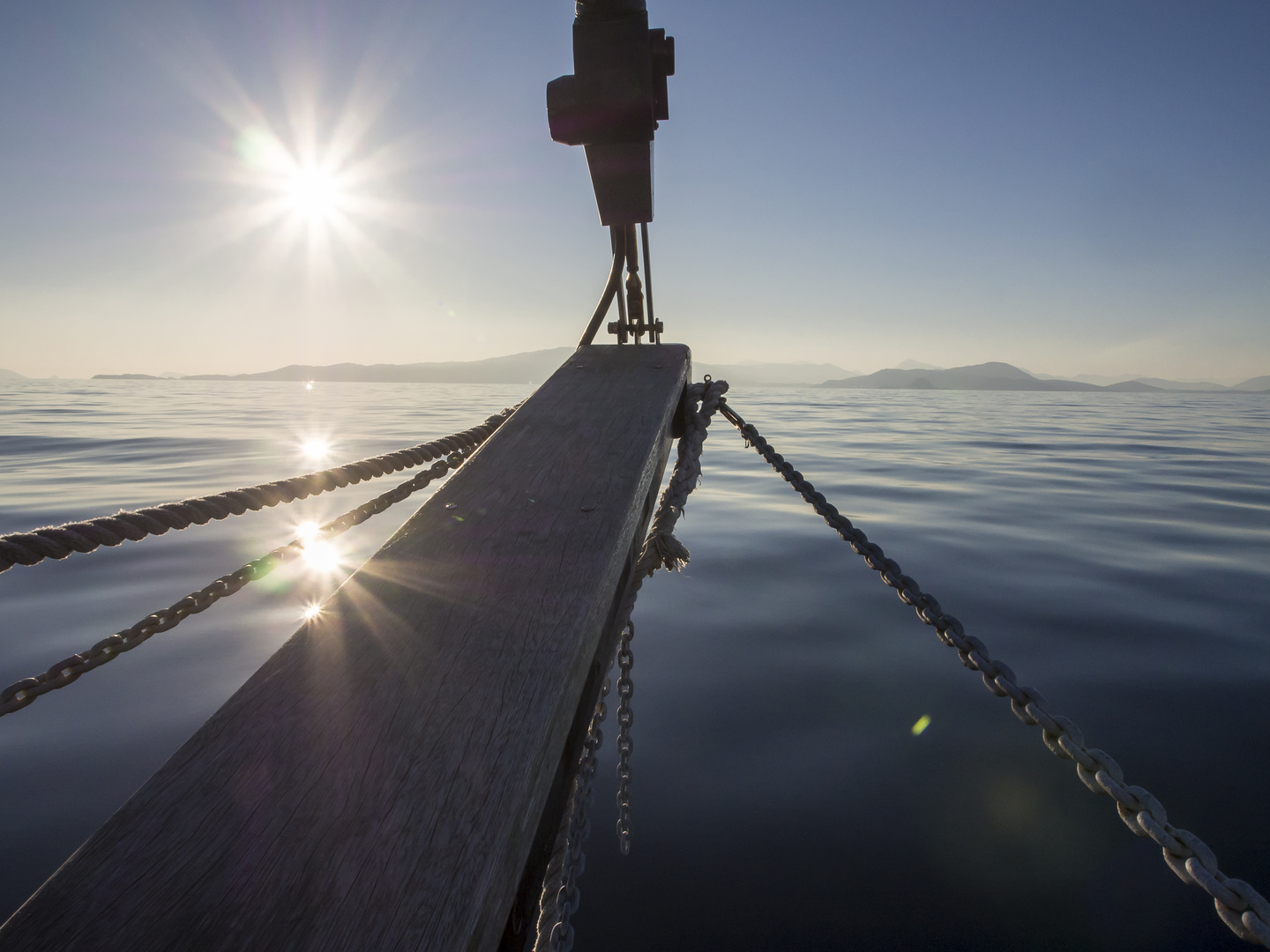 Segeln in den Sonnenuntergang bei Poros