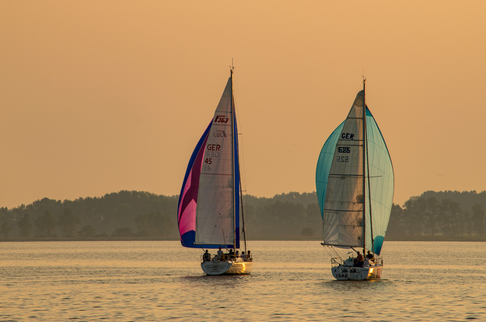 Segeln in den Sonnenuntergang