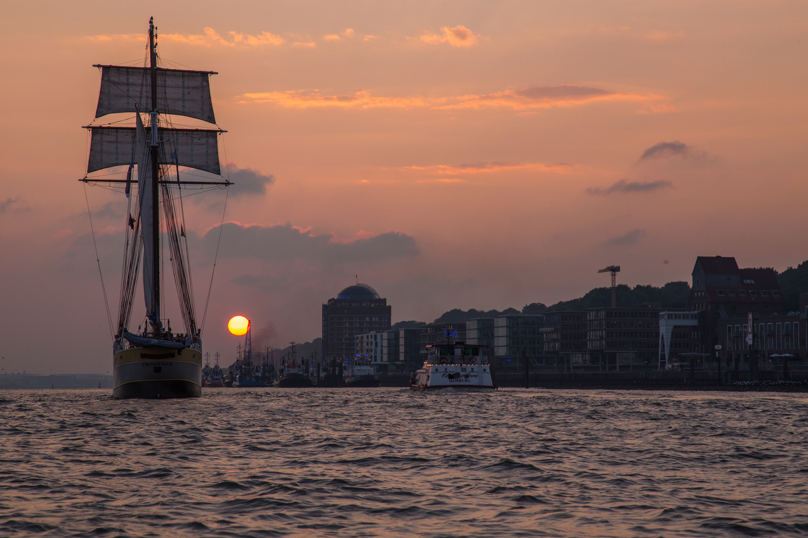 segeln in den Sonnenuntergang ... Hamburg, meine Perle ...