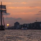 segeln in den Sonnenuntergang ... Hamburg, meine Perle ...