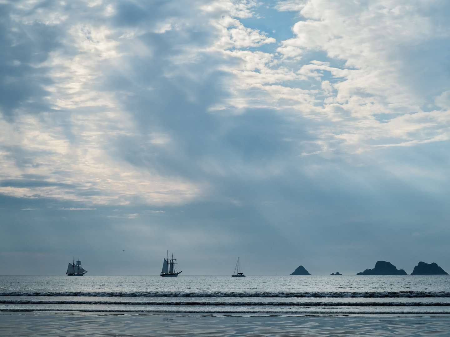 Segeln unter hohen Wolken