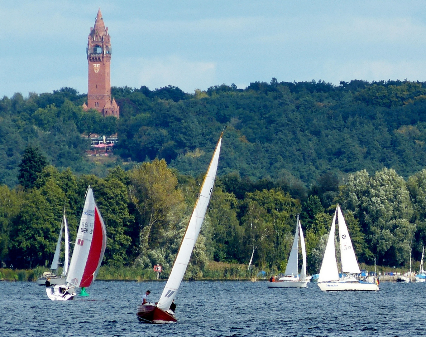 Segeln vor dem Grunewaldturm