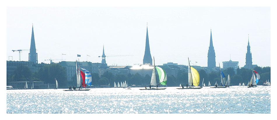 Segeln vor Kirchenkulisse (Alster HH)