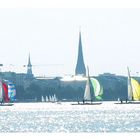 Segeln vor Kirchenkulisse (Alster HH)