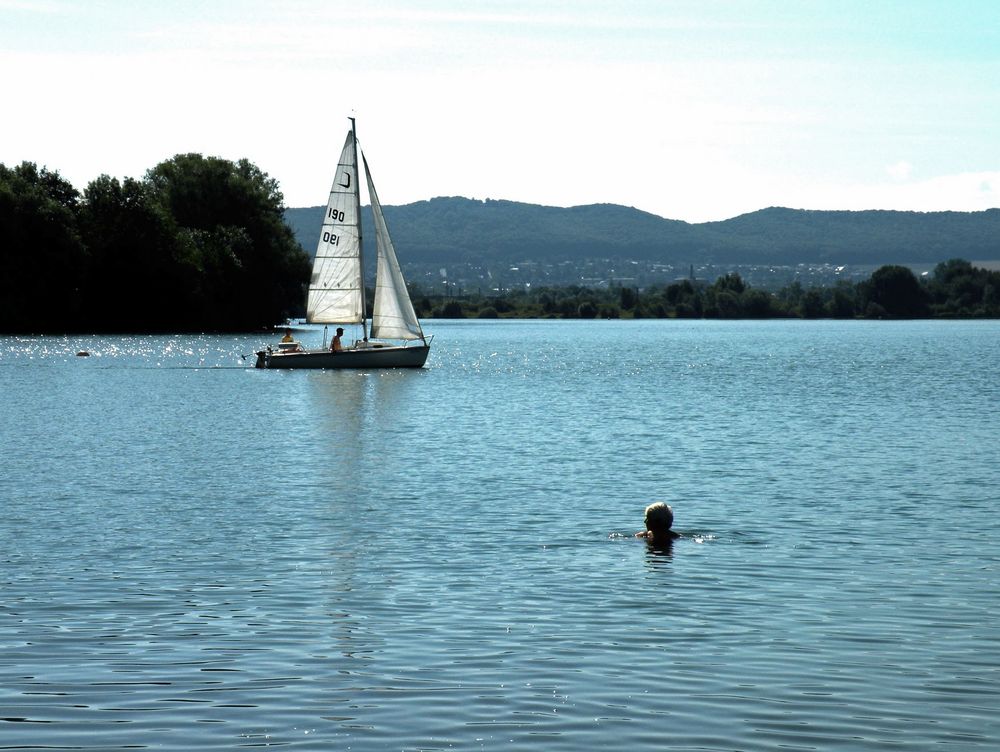 Segeln,Schwimmen,Faulenzen,es ist halt Ferienzeit .