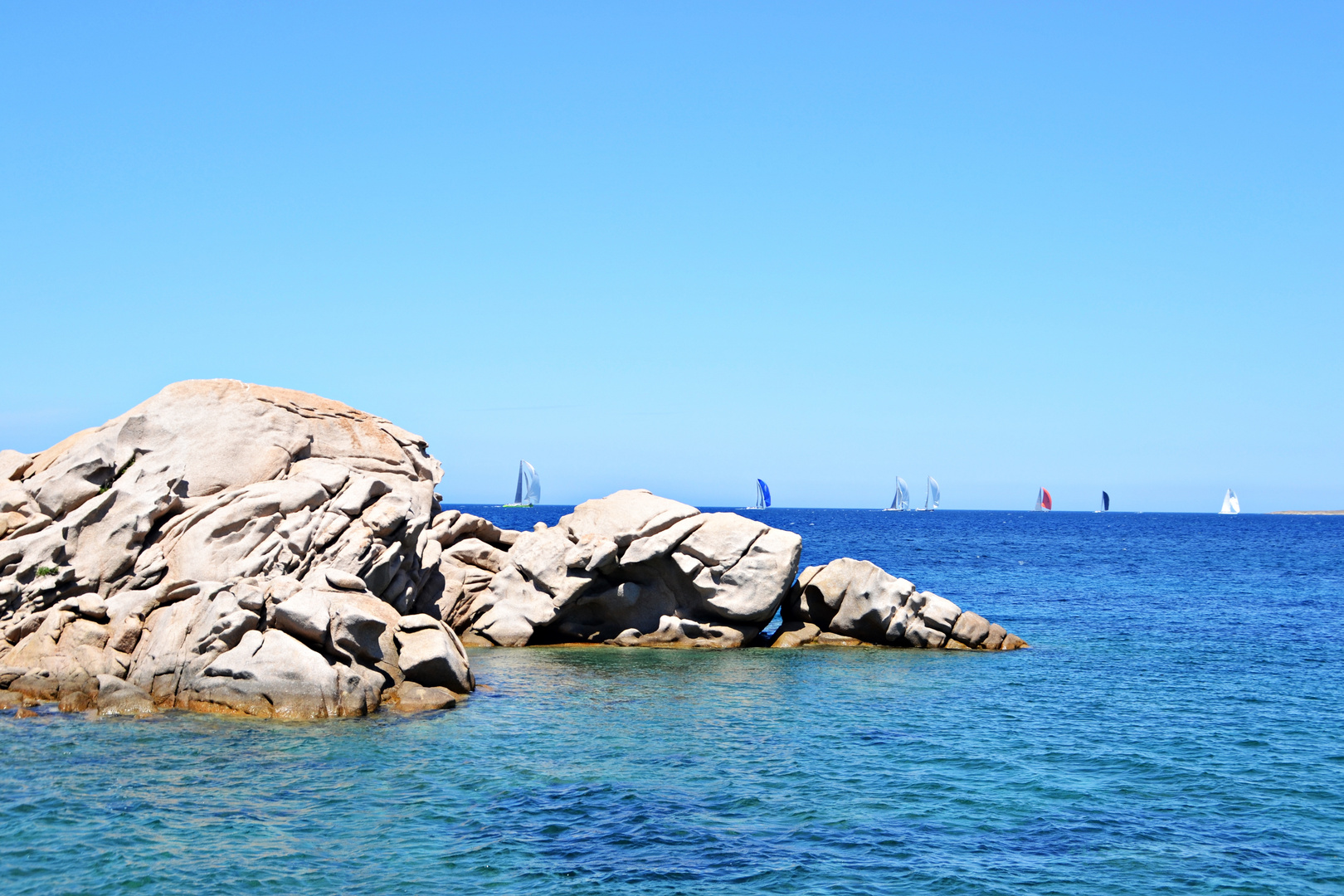 Segelregatta, gesehen von Baja Sardinia aus