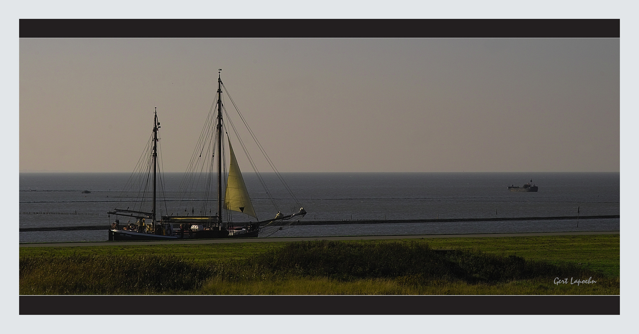 Segelschiff am Deich Husum