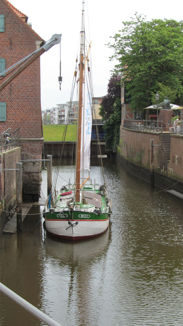 Segelschiff auf dem Burggraben in Stade