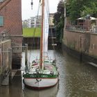 Segelschiff auf dem Burggraben in Stade