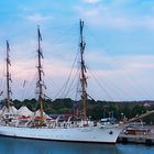 Segelschiff Dar MloDziezy vor Anker im Hafen von Warnemünde