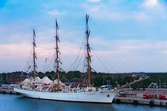 Segelschiff Dar MloDziezy vor Anker im Hafen von Warnemünde