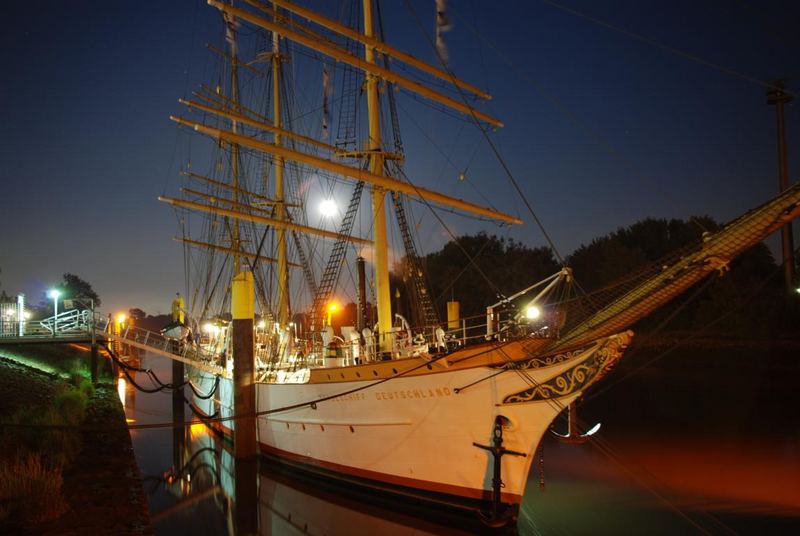 Segelschiff Deutschland bei Nacht