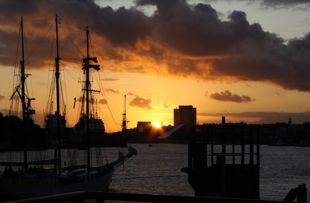 Segelschiff im Abendrot