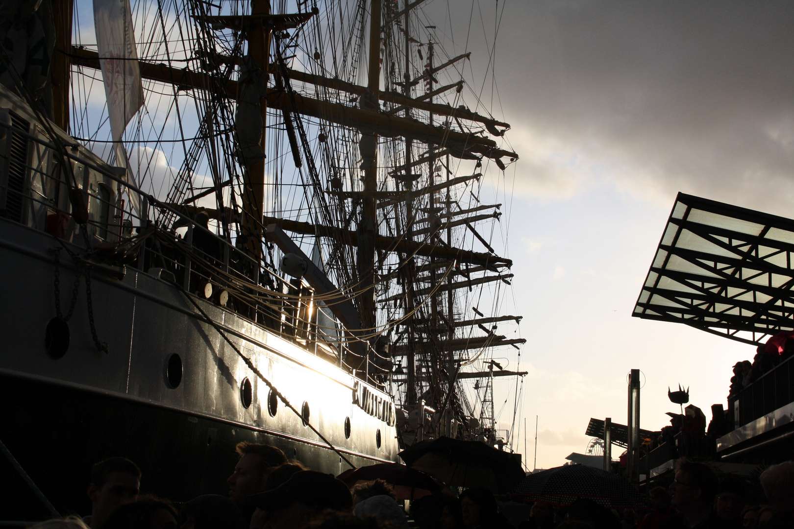 Segelschiff im Gegenlicht