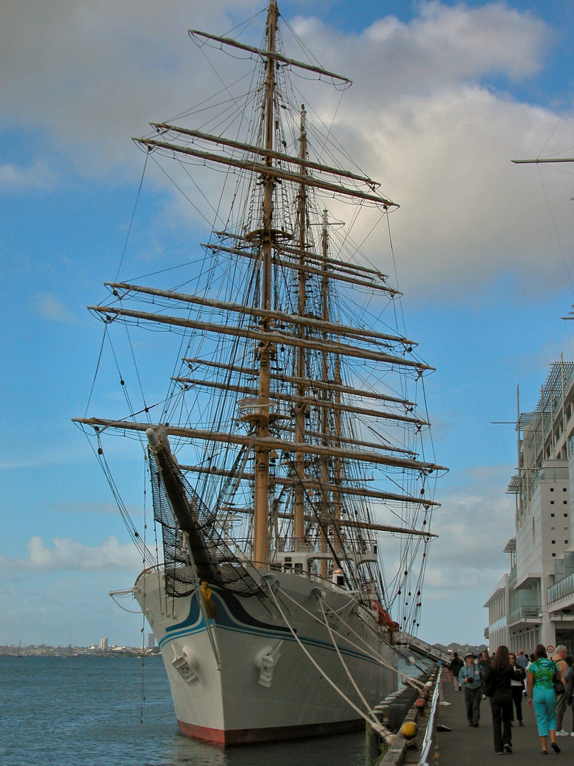 Segelschiff im Hafen