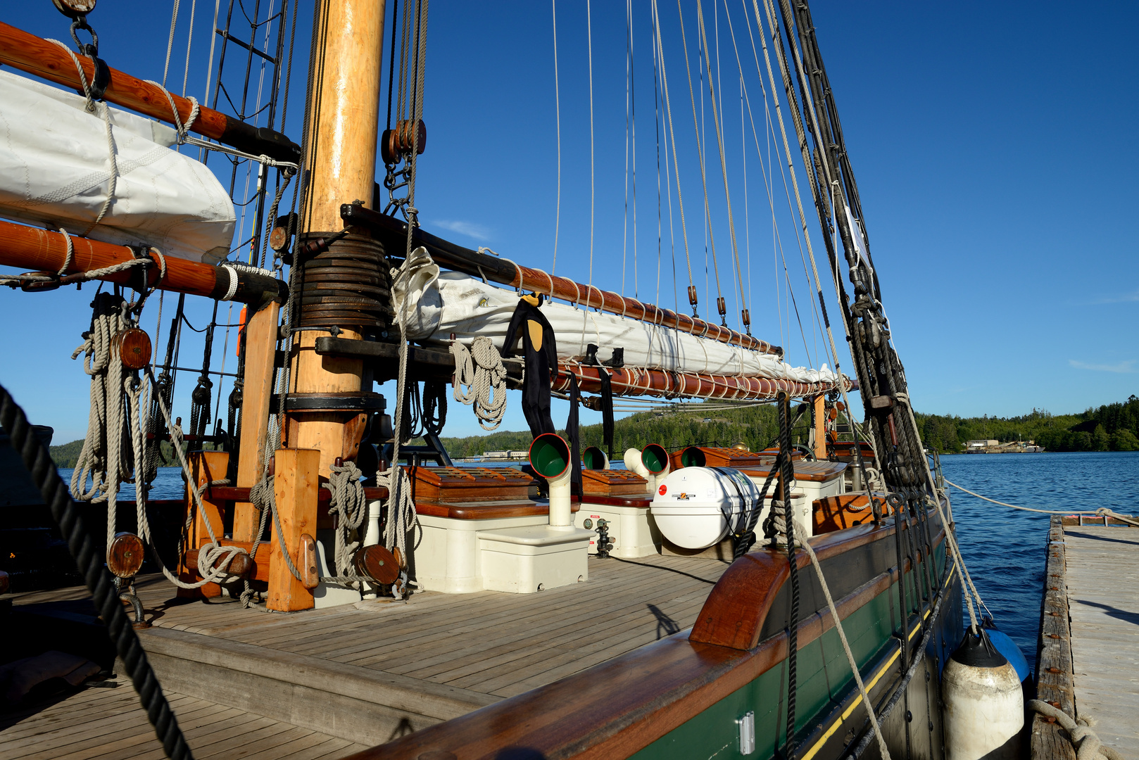 Segelschiff im Hafen von Campbell River