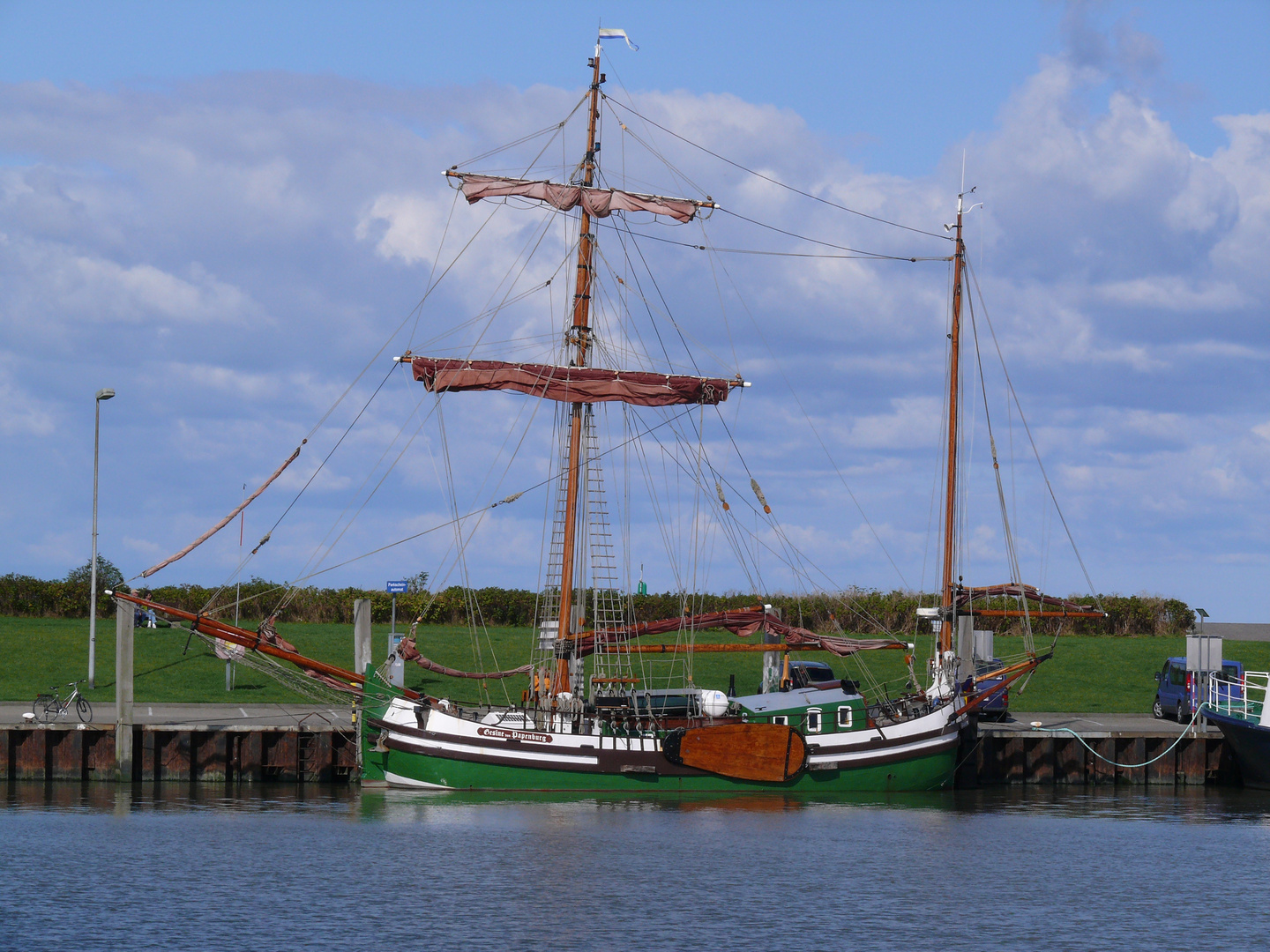 Segelschiff im Hafen von Norddeich