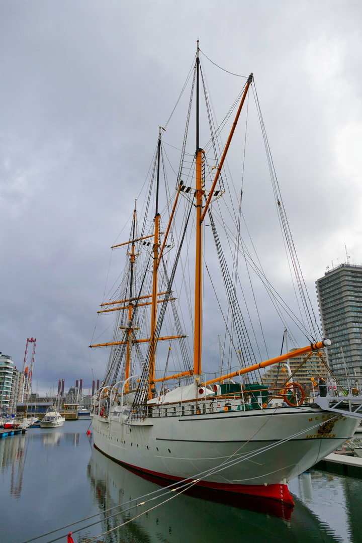 Segelschiff im Hafen von Oostende 