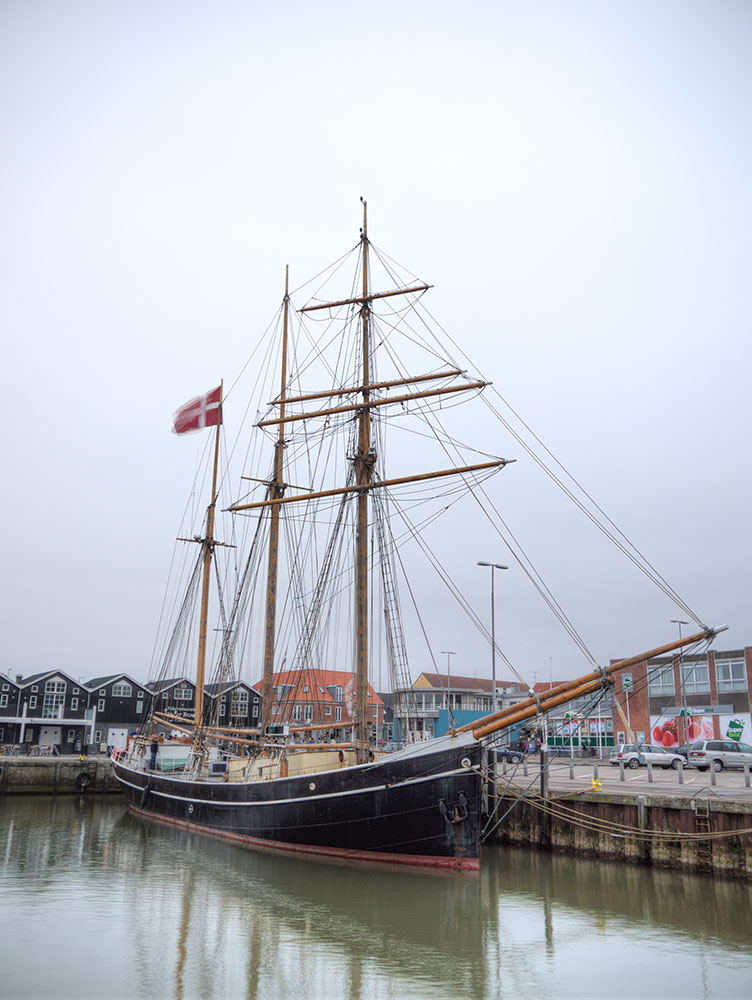 Segelschiff im Haven von Hvide Sande