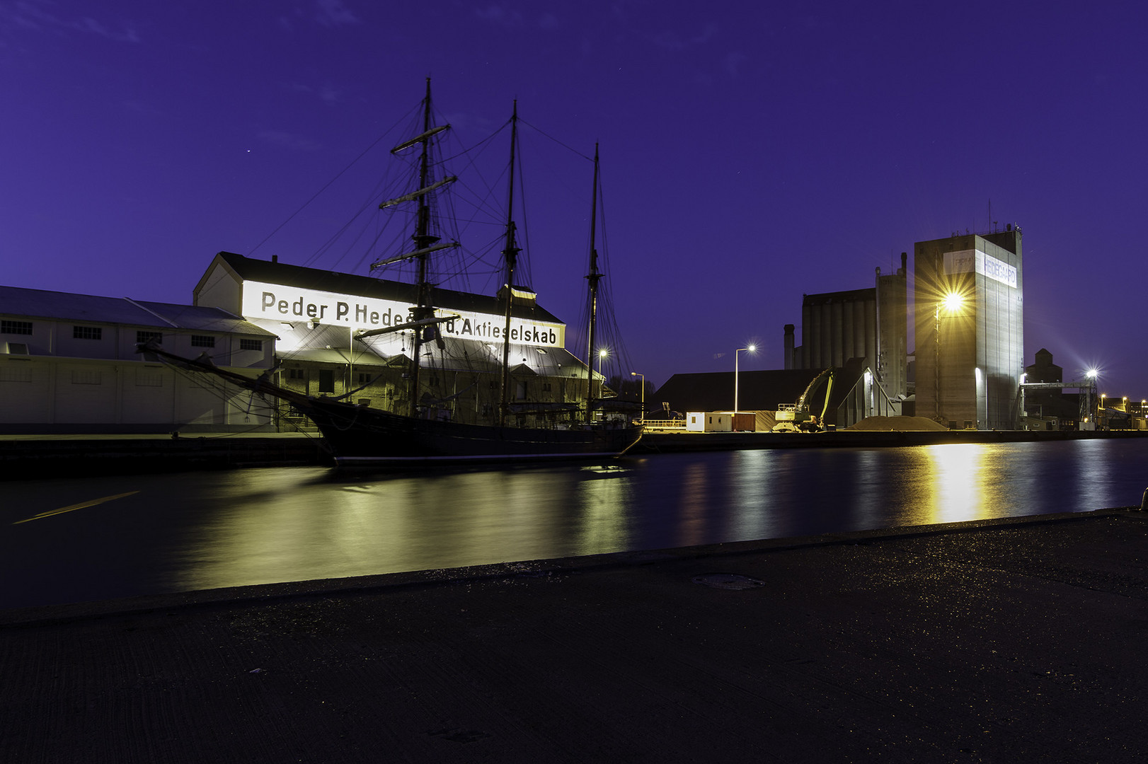 Segelschiff im Limfjord bei Nacht