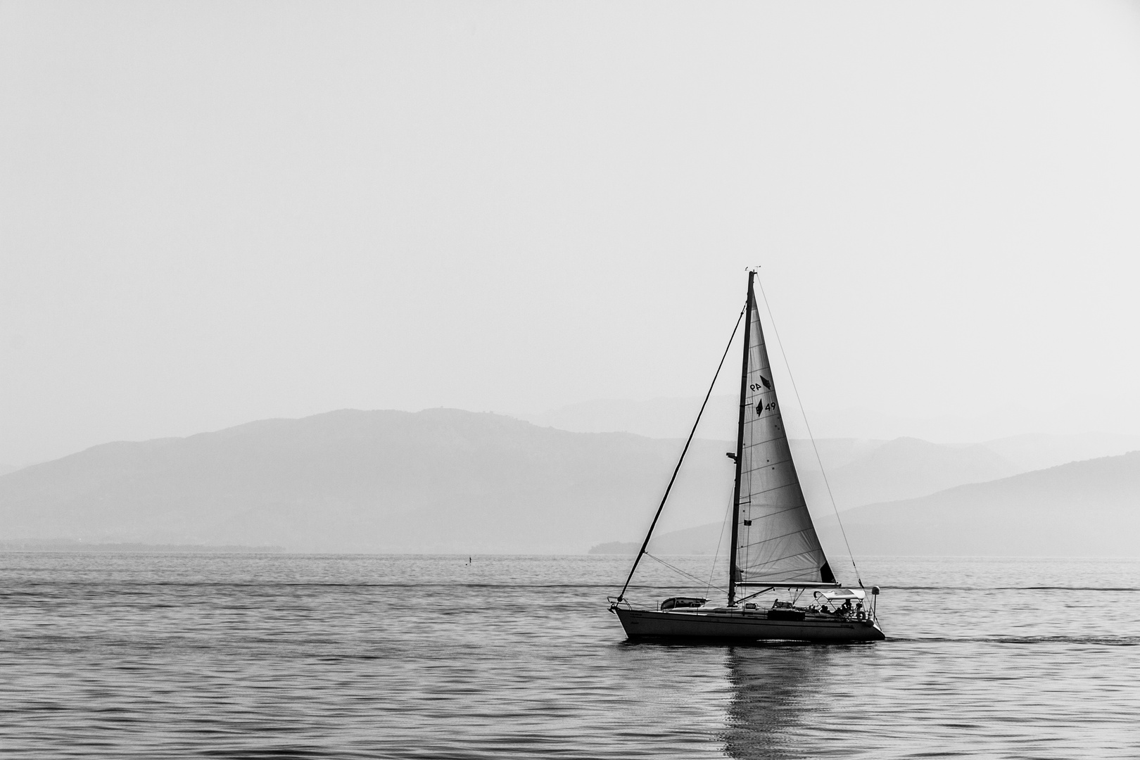 Segelschiff im Morgennebel