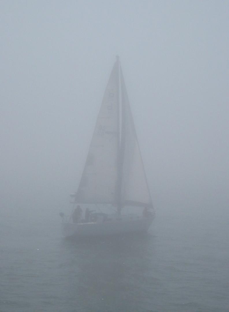 Segelschiff im Nebel an der Küste Bostons