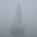 Segelschiff im Nebel an der Küste Bostons