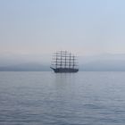 Segelschiff im Nebel