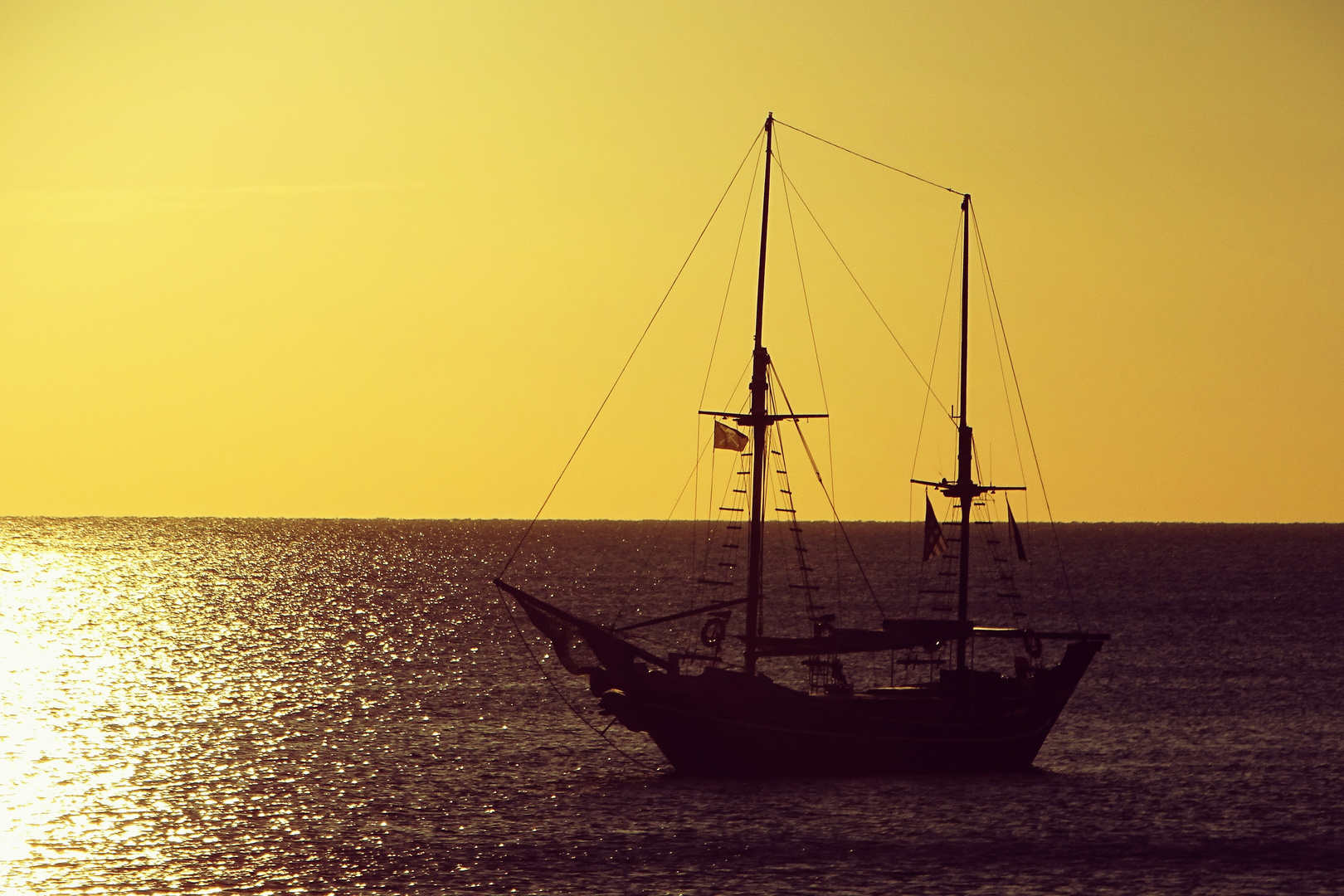 Segelschiff im Sonnenaufgang 