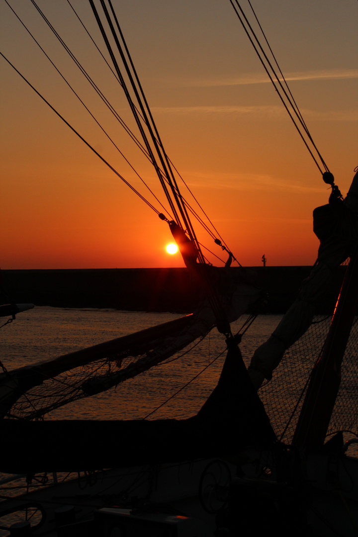 Segelschiff im Sonnenuntergang