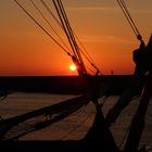 Segelschiff im Sonnenuntergang