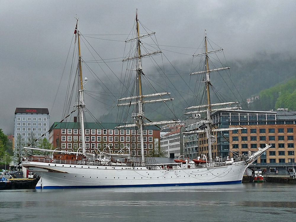Segelschiff im verregneten Bergen /Norwegen