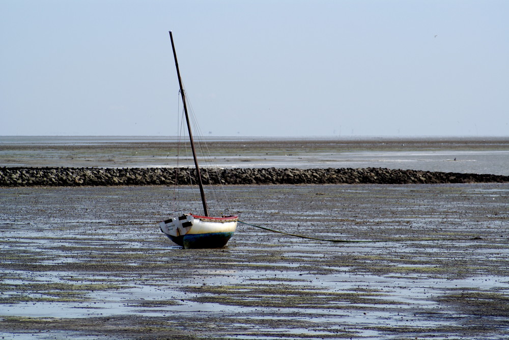 Segelschiff im Watt bei Niedrigwasser