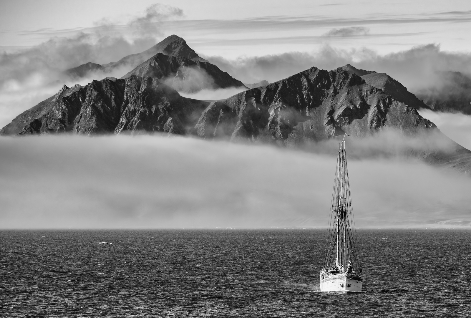 Segelschiff in den Gewässern um Svalbard