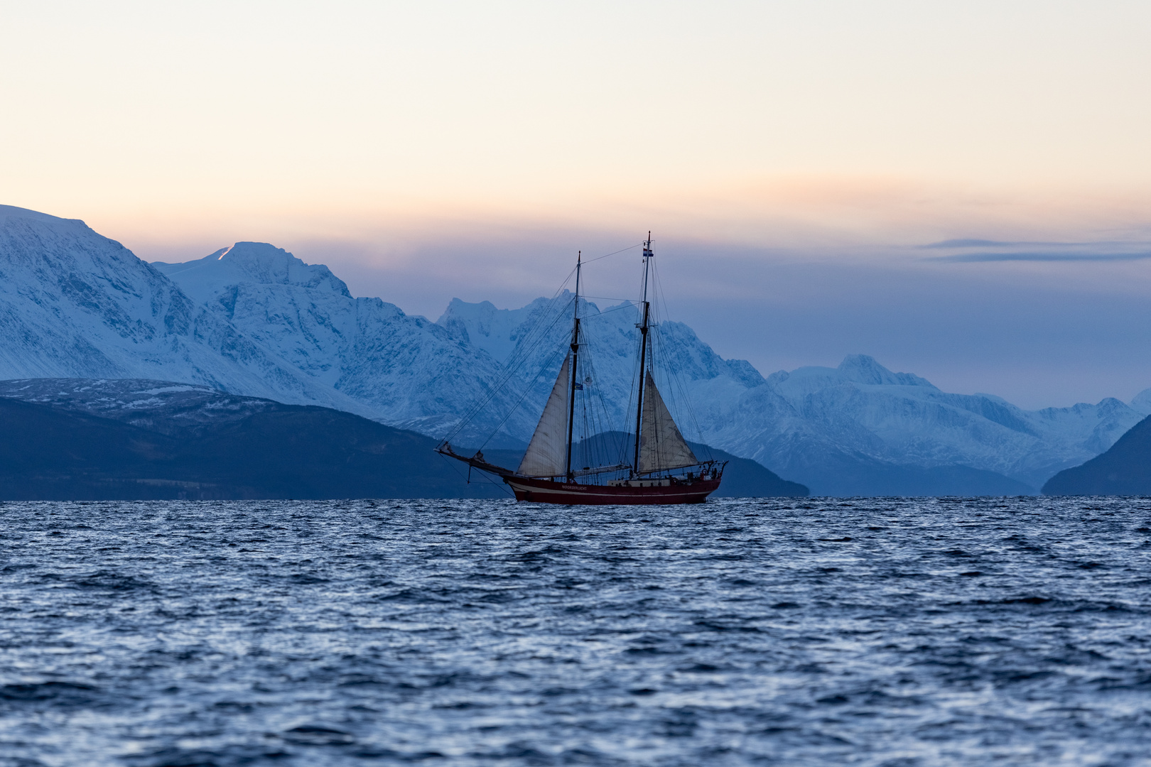 Segelschiff in einem Fjord Nähe Tromsø