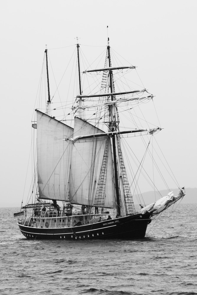 Segelschiff in Schwarz Weiss