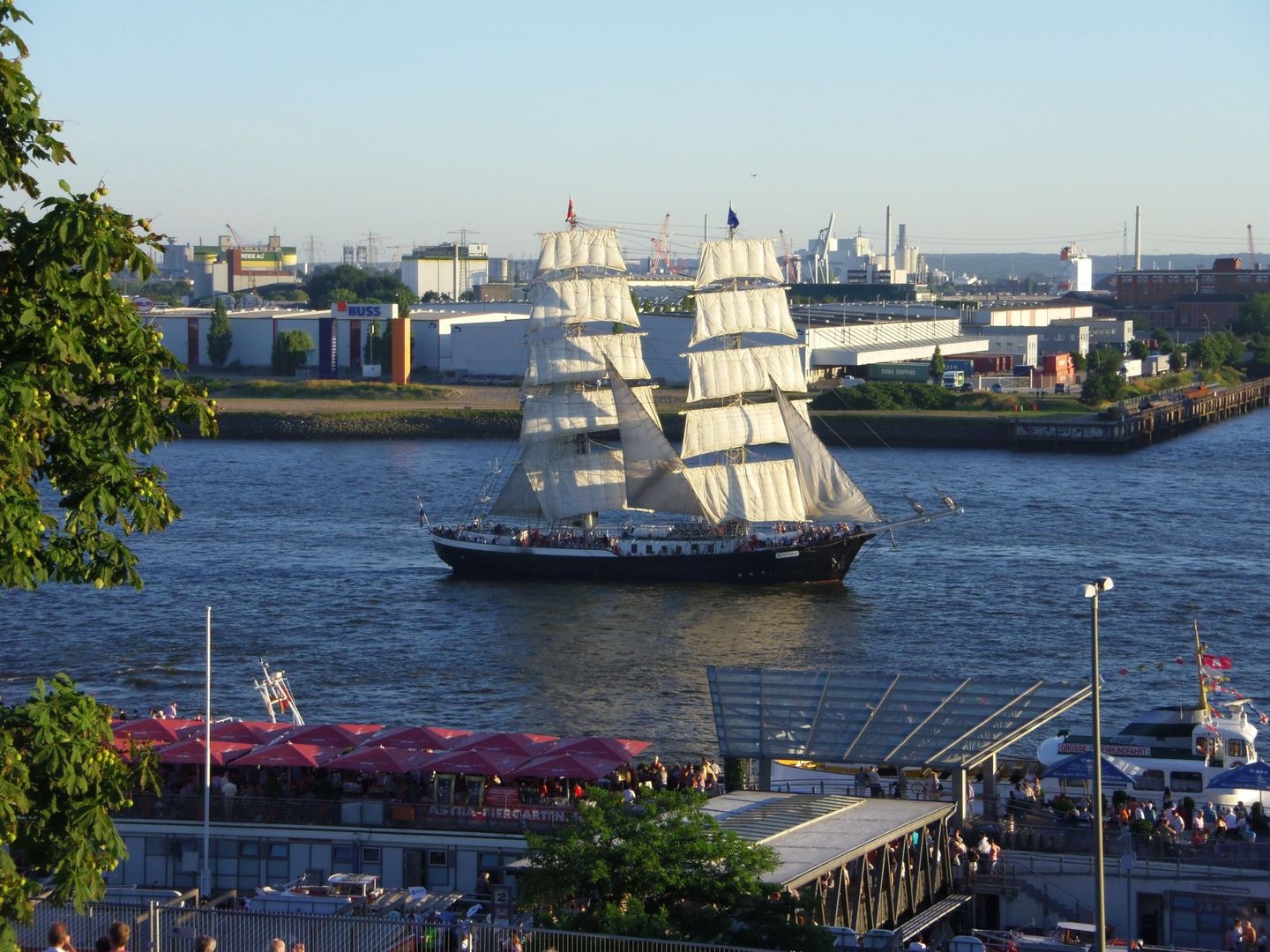 Segelschiff "Mercedes" in der Nachmittagssonne vor den St. Pauli-Landungsbrücken