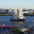 Segelschiff "Mercedes" in der Nachmittagssonne vor den St. Pauli-Landungsbrücken