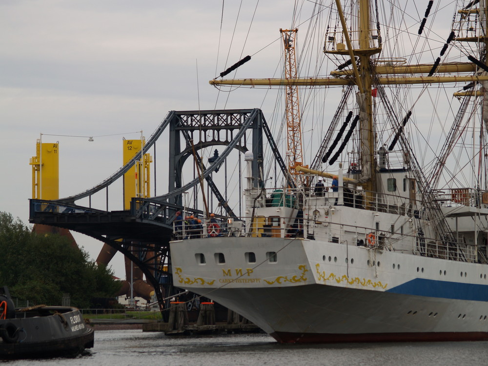 Segelschiff "MIR" verläßt Wilhelmshaven