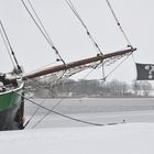 Segelschiff mit ?-Flagge