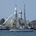 Segelschiff mit Leuchtturm in der Mitte