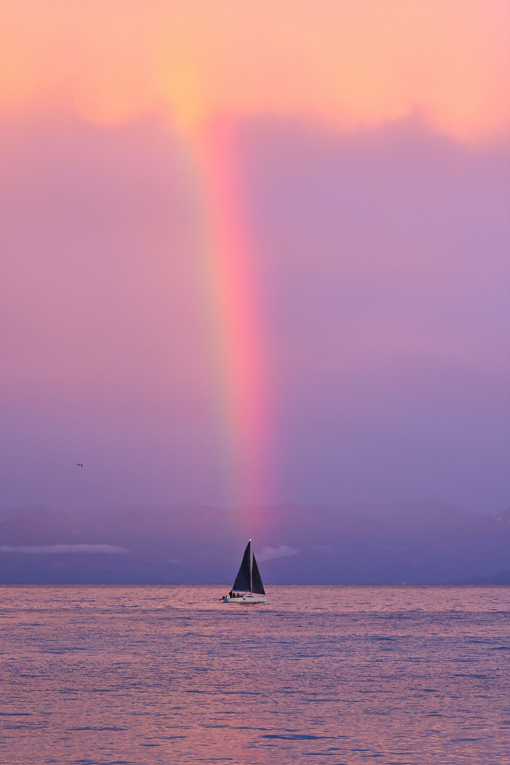 Segelschiff mit Regenbogen