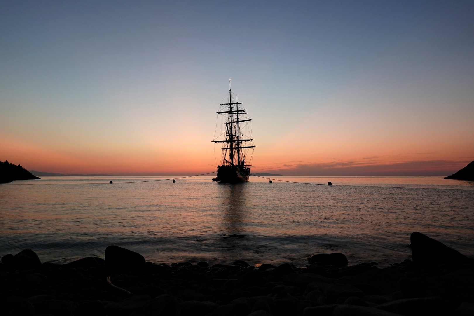 Segelschiff nach Sonnenuntergang