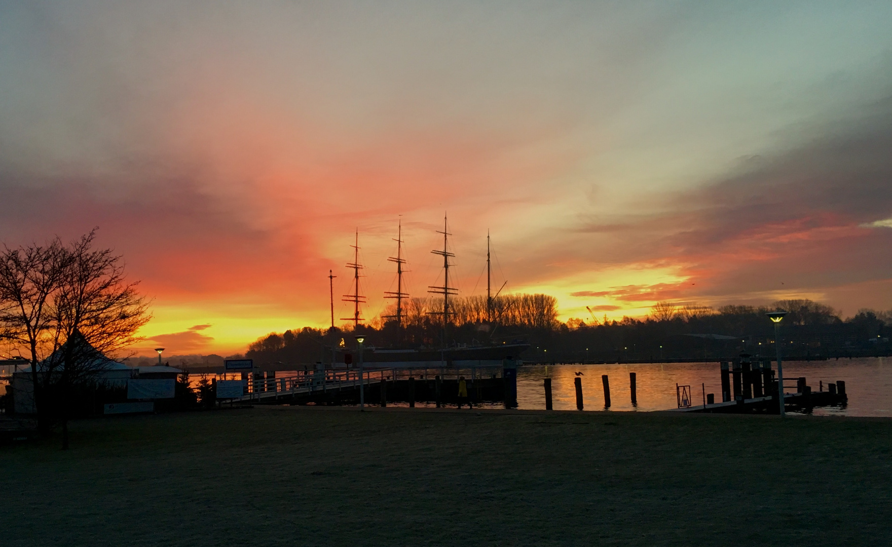 Segelschiff "Passat" im Hafen von Travemünde am Morgen