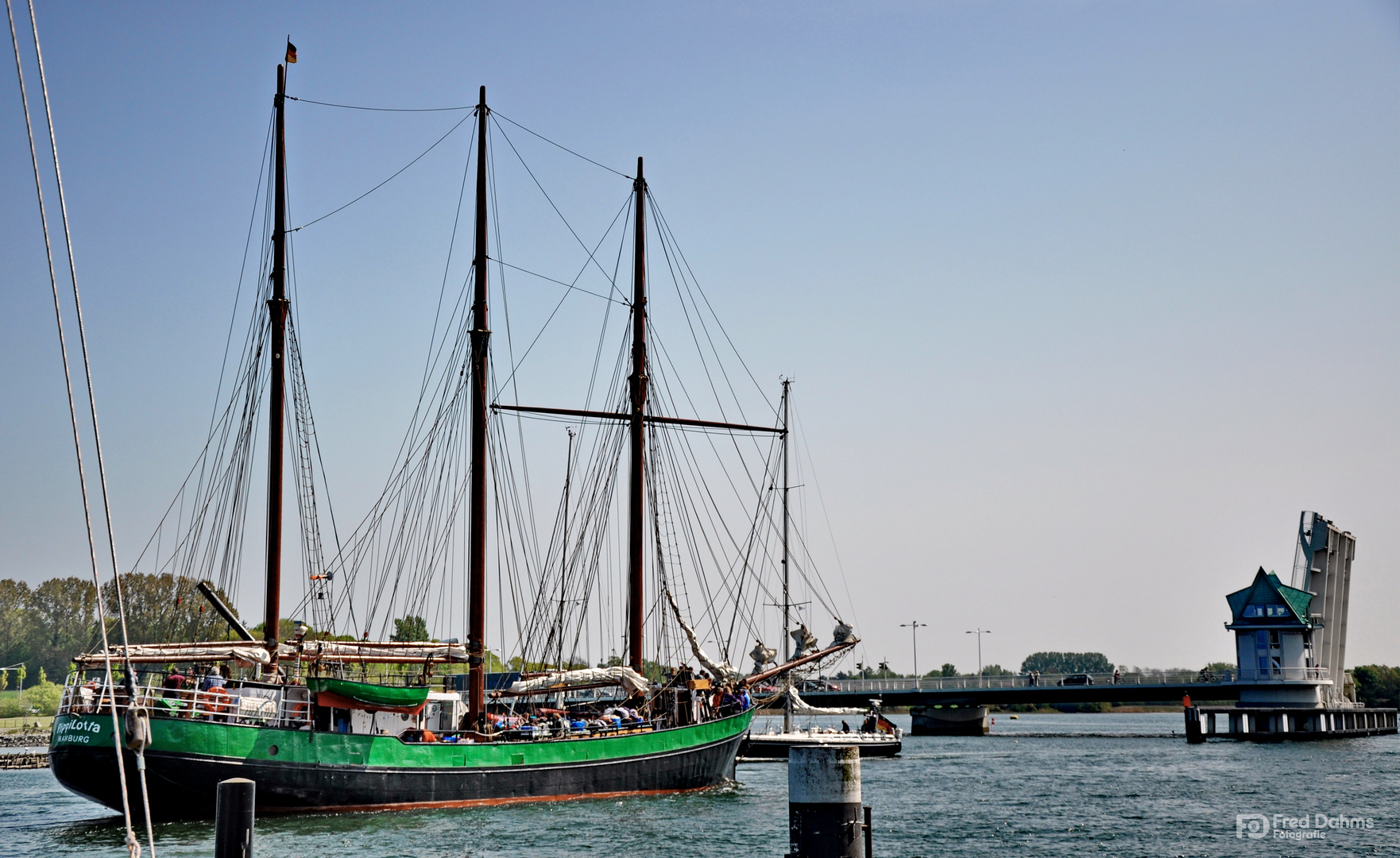 Segelschiff Pippi Lotta Hamburg vor der Schleibrücke in Kappeln