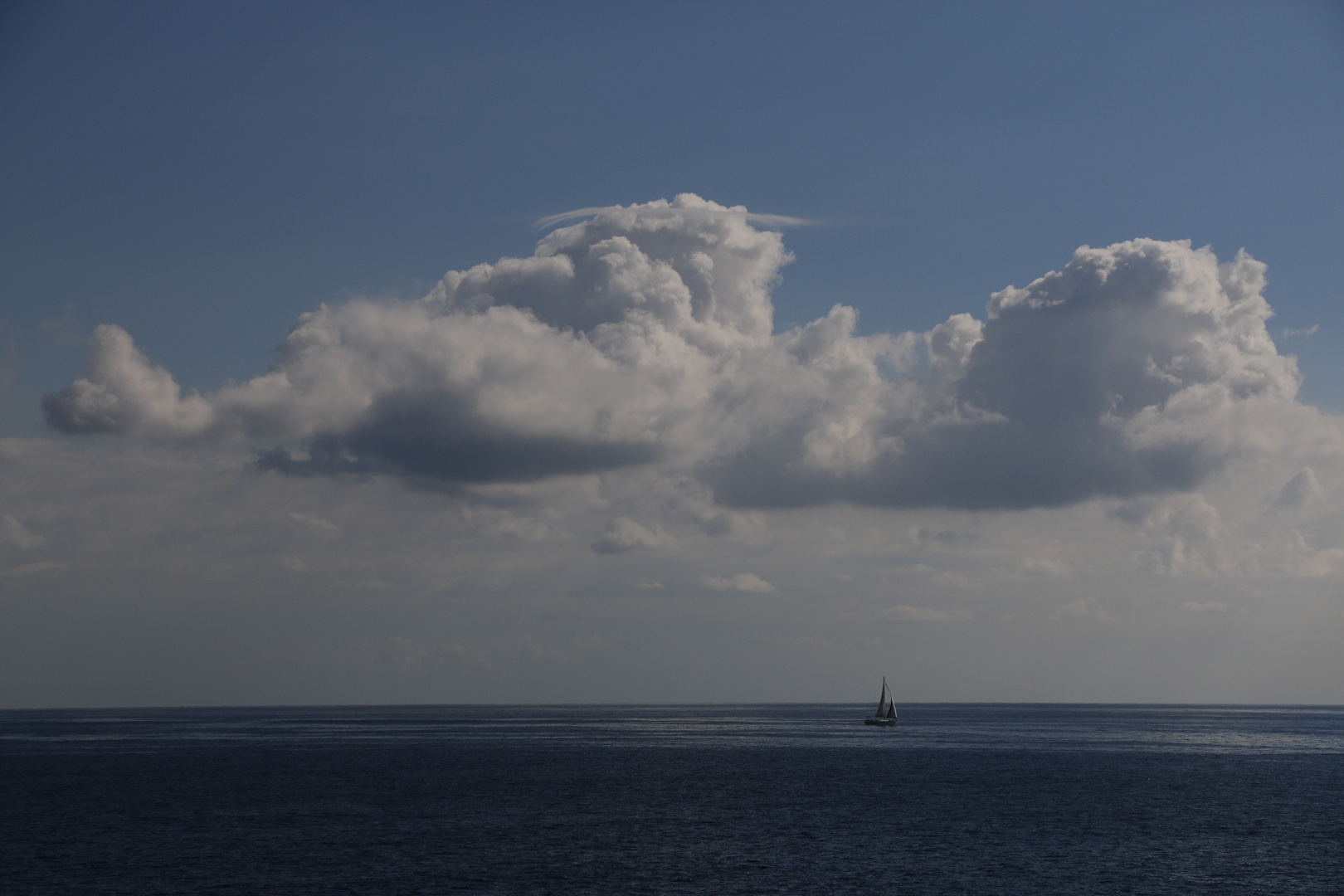 Segelschiff unter der Wolke