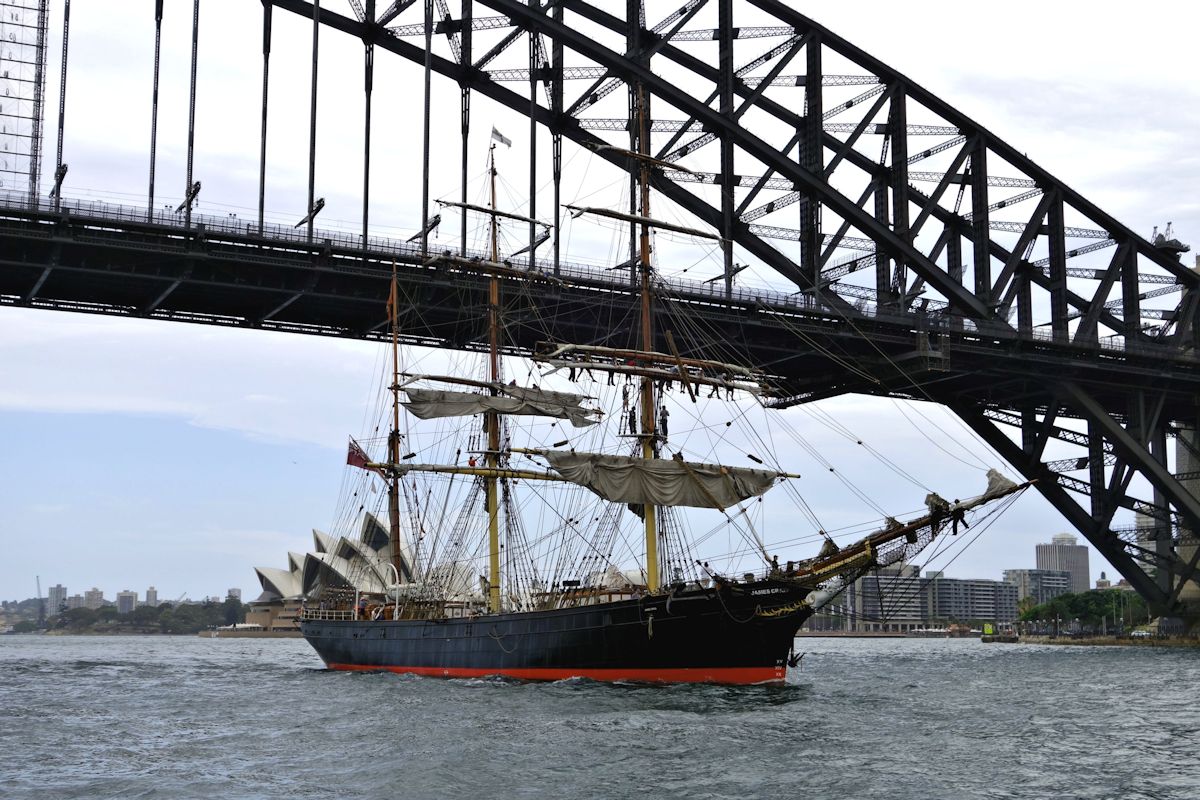 Segelschiff unter Harbour Bridge