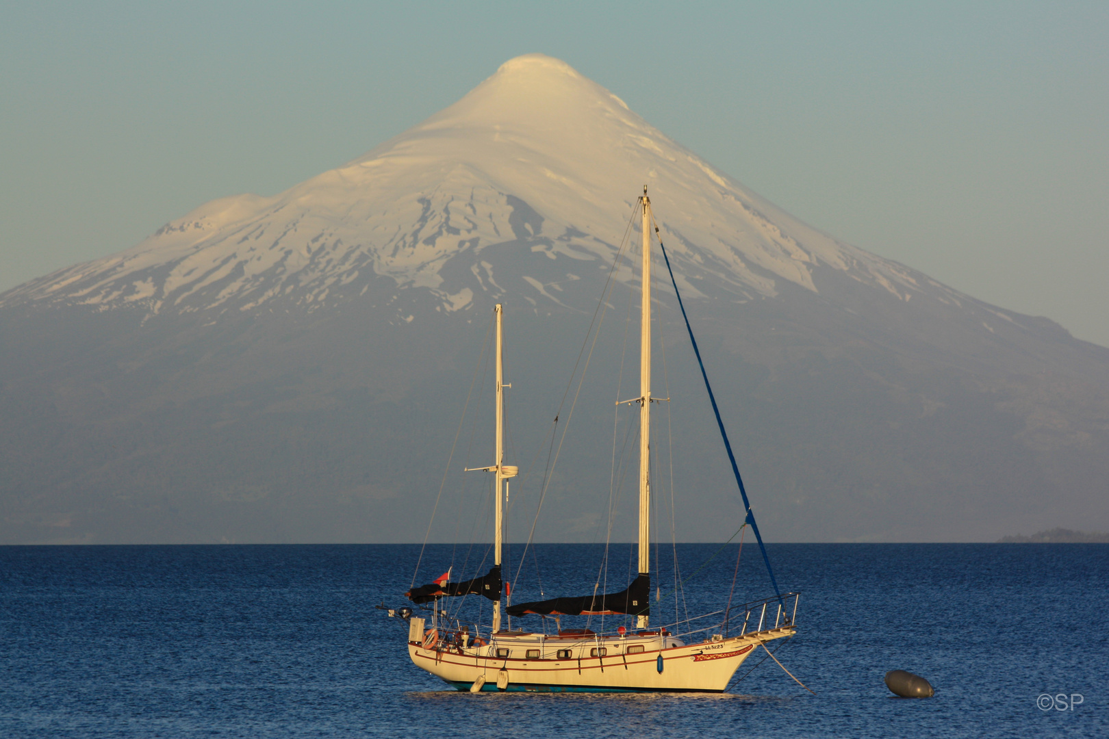 Segelschiff vor dem Vulkan Osorno, Puerto Varas, Chile