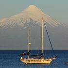 Segelschiff vor dem Vulkan Osorno, Puerto Varas, Chile
