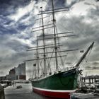 Segelschiff vor Elbphilharmonie